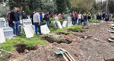 Katliam gibi kazada ölen ailenin defninde yürük burkan görüntü; 1 buçuk yaşındaki Ecrin ve annesi aynı mezara gömüldü