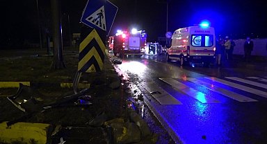 Kavşakta otomobil ile hafif ticari araç çarpıştı: 2 yaralı