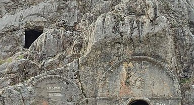Kaya mezarları doğa severlerin ilgi odağı oldu