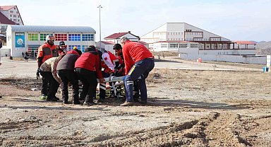 Kayak yaparken ayağı kırıldı, imdadına ambulans helikopter yetişti
