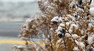 Kayseri'de cemre ile birlikte kar da düştü