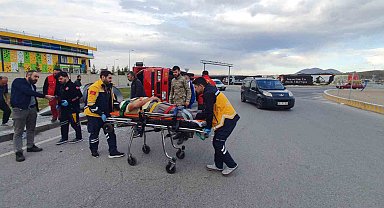 Kayseri'de ilginç kaza: Üzerindeki yük kamyoneti devirdi
