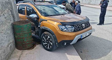 Kaza yapan cip kapıyı yıkıp bahçeye girdi