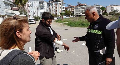 Kazada kolundan yaralanan sürücü tüm ısrara rağmen hastaneye gitmedi