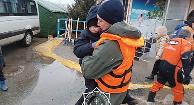 Kazakistan'da sel: Binlerce kişi helikopterle tahliye edildi