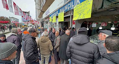 Kilosu 25 TL'den satılan istavriti almak için tezgah önünde kuyruğa girdiler