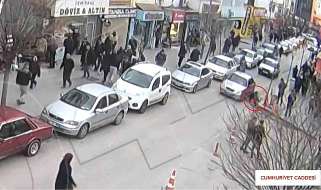 Kırıkkale'de kaza görüntüleri kamerada: Otomobil anne ve çocuğa böyle çarptı