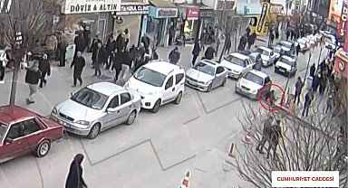 Kırıkkale'de kaza görüntüleri kamerada: Otomobil anne ve çocuğa böyle çarptı
