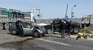 Kırıkkale'de otomobil ile pikap çarpıştı: 3 yaralı