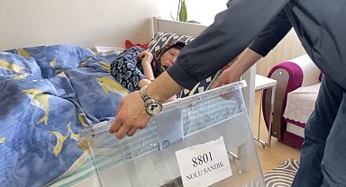 Kırklareli'nde engelli veya hastalar "seyyar sandık" ile oyunu kullandı