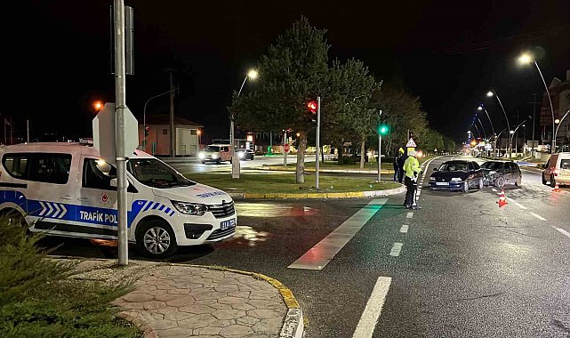 Kırmızı ışık ihlali kazaya neden oldu: 2 kişi yaralandı
