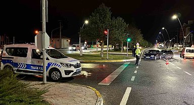 Kırmızı ışık ihlali kazaya neden oldu: 2 kişi yaralandı