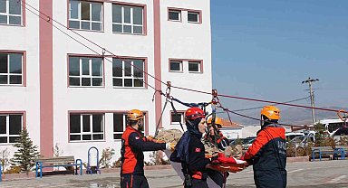Kırşehir'de gerçeğini aratmayan deprem tatbikatı