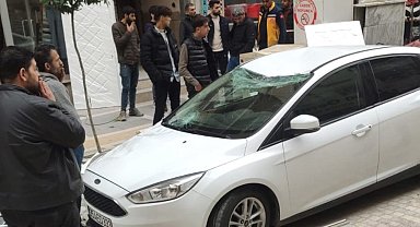Kızıltepe'de inşaatın önünden geçen çocuğun üzerine ahşap kapı düştü