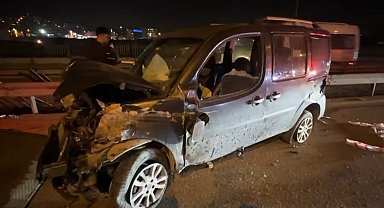 Kocaeli'de iki hafif ticari araç çarpıştı :1 yaralı