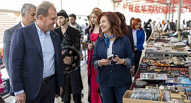 Koleksiyonerler ve antika tutkunları antika pazarında buluşuyor