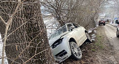 Kontrolden çıkan cip ağaca çarptı: 3 yaralı