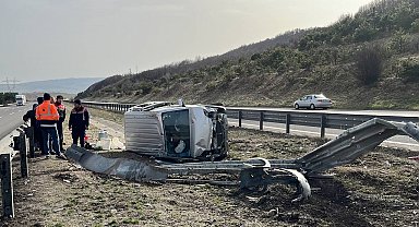 Kontrolden çıkan hafif ticari araç bariyerleri yerinden söktü: 1 yaralı
