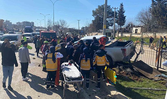 Kontrolden çıkan kamyonet refüje çıktı: 3 yaralı