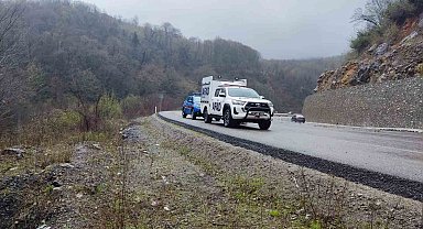 Kontrolden çıkan otomobil 10 metreden dereye uçtu; 1 yaralı