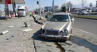 Kontrolden çıkan otomobil akaryakıt istasyonuna daldı