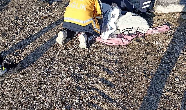 Kontrolden çıkan otomobil altyapı için açılan çukura yuvarlandı: 2 yaralı