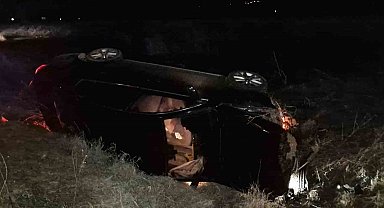 Kontrolden çıkan otomobil dere yatağına devrildi: 3 yaralı