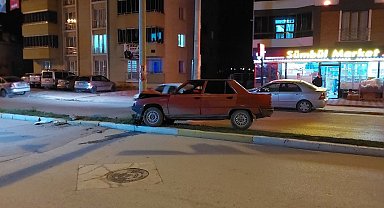 Kontrolden çıkan otomobil elektrik direğine çarptı