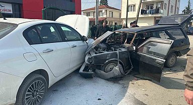 Kontrolden çıktı, park halindeki otomobile çarptı: 1 yaralı