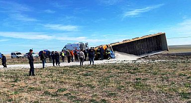 Konya'da hafriyat kamyonu devrildi: 1 yaralı