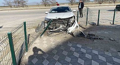 Konya'da otomobil demir çitlere çarptı: 2 yaralı