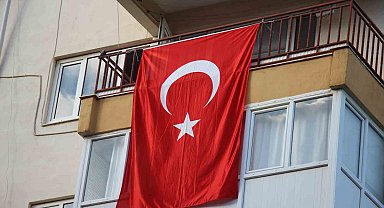 Konya'daki kazada şehit olan Uzman Çavuş Güven'in evine Türk bayrağı asıldı
