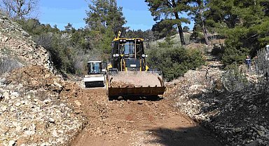 Konyaaltı'da bozuk yollarda hummalı çalışma