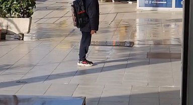 Küçük çocuk Türk bayrağının karşısına geçip İstiklal Marşı okudu