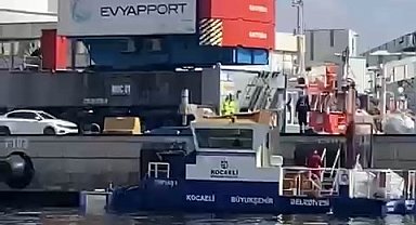 Kule vinçlere çarpan gemiden denize düşen malzemeler toplanıyor