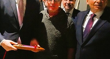 Kültür Bakanına kara tezgah mekiği ve Buldan şalı hediye edildi