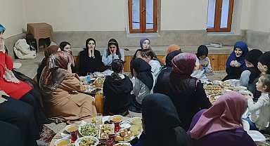 Kur'an kursu öğrencileri üniversite öğrencileriyle iftarda bir araya getirildi
