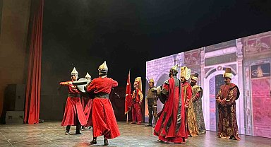 Kuruluştan Kurtuluşa Anadolu Medeniyetleri Defilesi ayakta alkışlandı