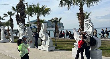 Kuşadası'na gelen turistler sahildeki sanat eserlerini beğendi