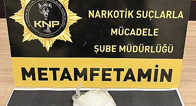 Kütahya'da durdurulan otobüsteki yolcunun eşyaları arasında uyuşturucu ele geçirildi
