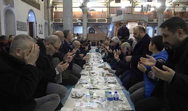 Kütahya'da hurma, su, ayran peynir ve simitle iftar