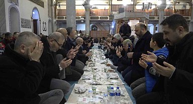 Kütahya'da hurma, su, ayran peynir ve simitle iftar