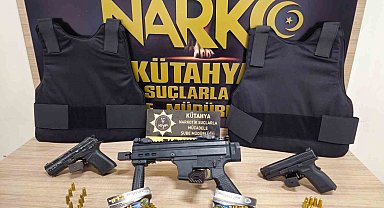 Kütahya'da otomatik silah, 2 tabanca ve çelik yelekler ele geçirilen 2 zanlı tutuklandı