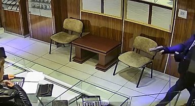 Kuyumcu soymak isteyen acemi hırsız silahı görünce böyle kaçtı