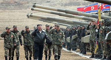 Kuzey Kore Lideri Kim Jong-un yeni tankı test etti