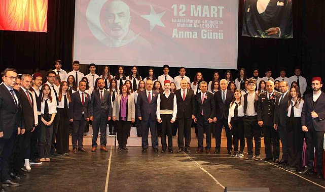 Lise öğrencilerinin 'Akif'in Dilinden' gösterisi ayakta alkışlandı