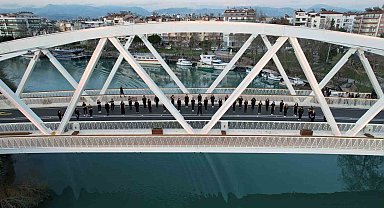 Manavgat Belediyesi'nden Kadınlar Günü'nde köprü üstünde halaylı kutlama