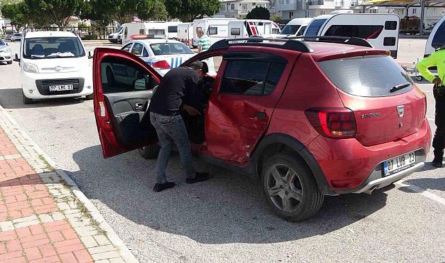 Manavgat'ta iki otomobil çarpıştı: 2 yaralı