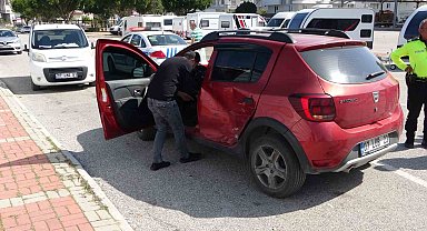 Manavgat'ta iki otomobil çarpıştı: 2 yaralı