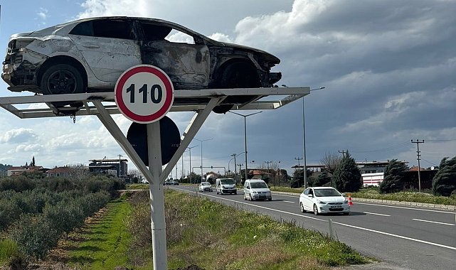 Manisa'da sürücüler kaza yapmış araba levhalarıyla uyarılıyor